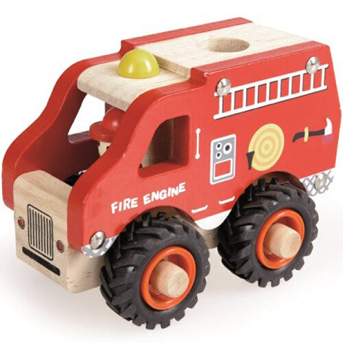 Egmont Toys houten brandweerwagen met rubberen wielen, schuin van voren gefotografeerd.