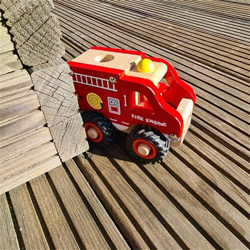 Egmont Toys houten brandweerwagen op een houten vlonder naast houten blokken.