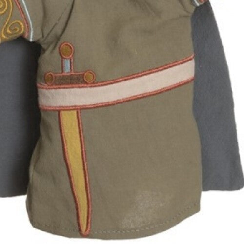 Detail van de groene tuniek met geborduurd zwaard van de handpop kroonprins.