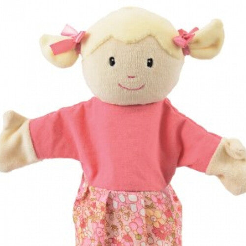 Detail van de Egmont Toys handpop Sophie, met haar gezicht, blonde staartjes en roze top.