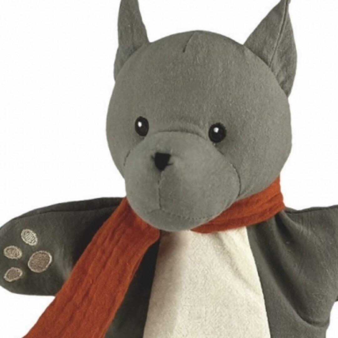 Detail van de Egmont Toys grijze handpop wolf met oranje sjaal.