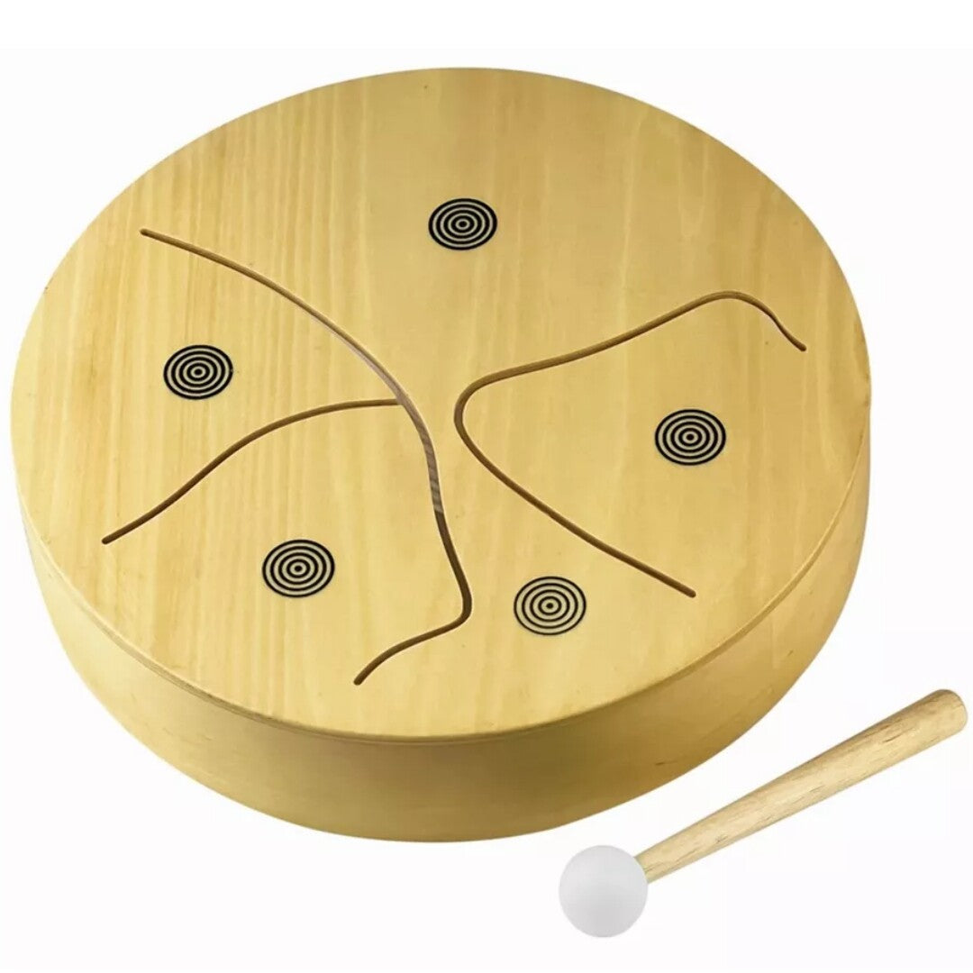 Egmont Toys houten drum met geometrisch patroon en een houten klopper ernaast.