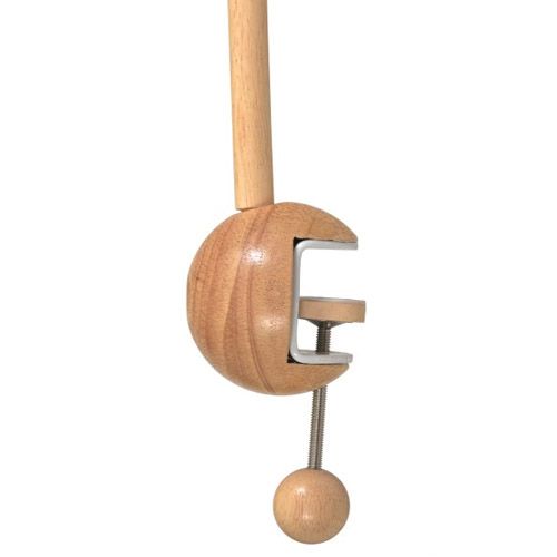 Detail van de houten klembevestiging van de mobielhouder.
