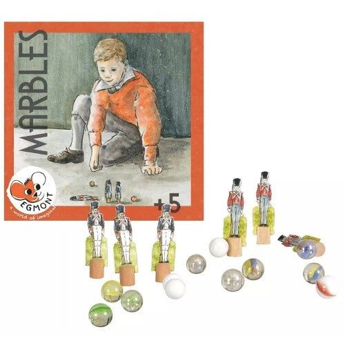 Egmont Toys knikkerspel met een doos waarop een jongen knikkert, en houten soldaatjes met diverse knikkers.