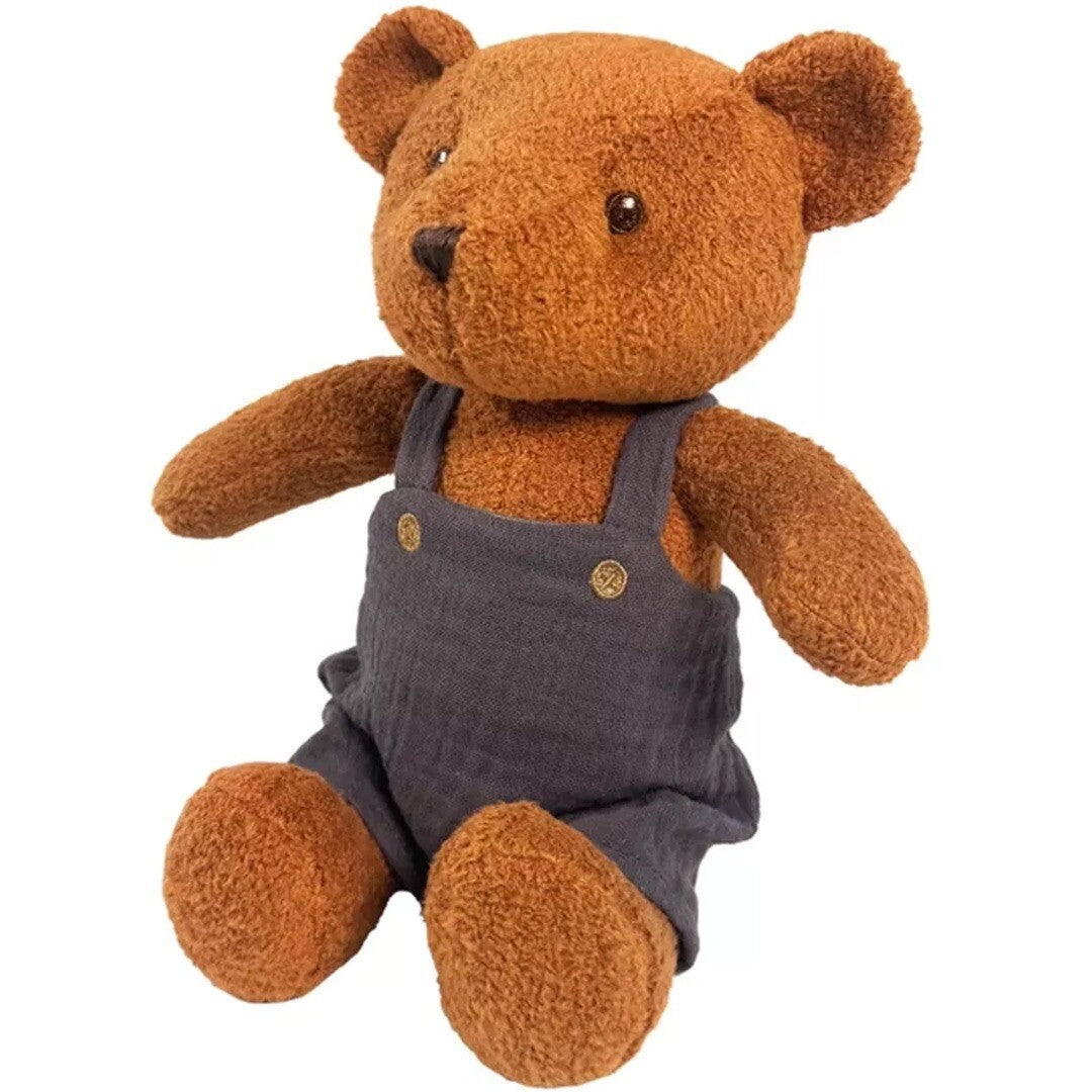 Egmont Toys knuffelbeer Gabin met bruine vacht en grijze tuinbroek.