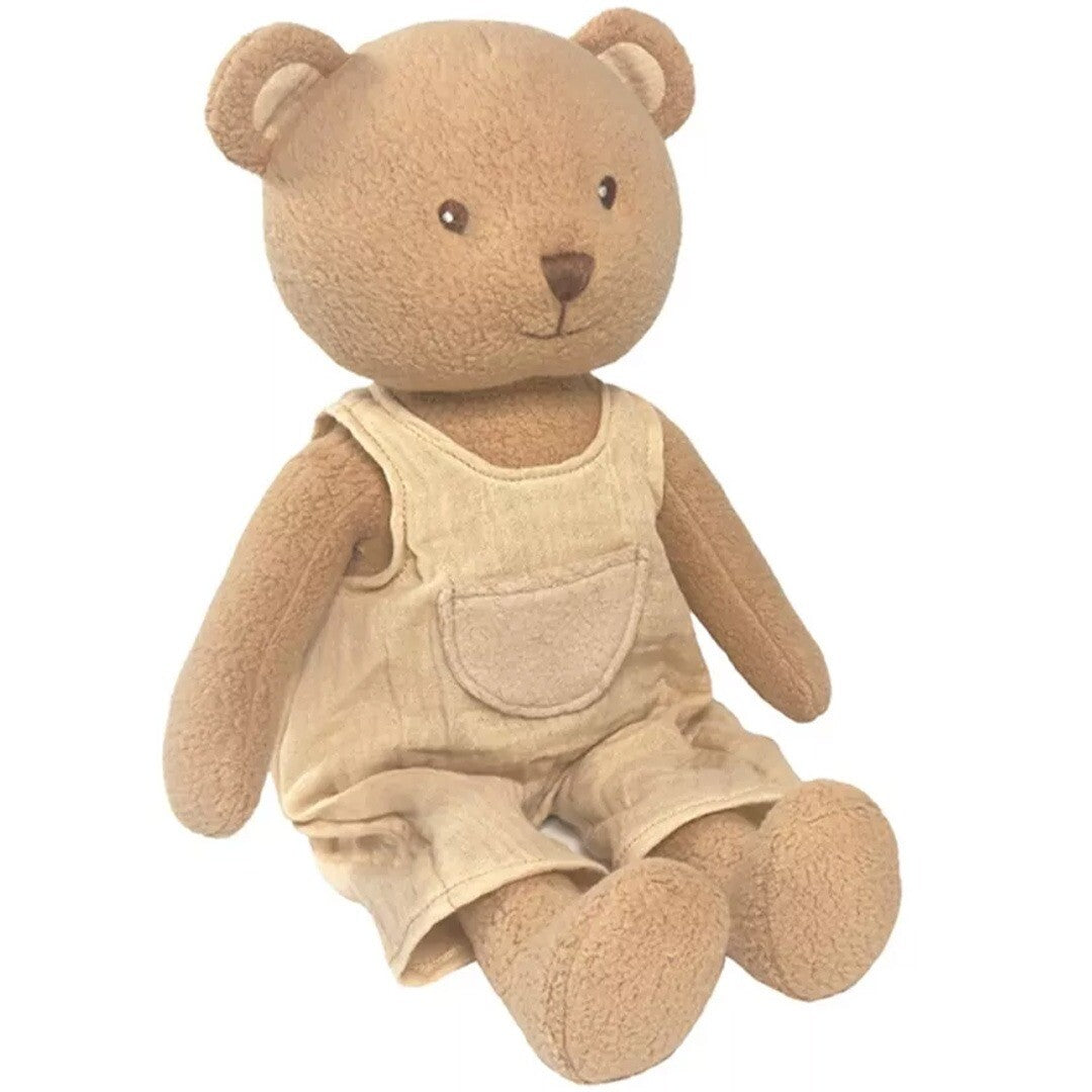 Egmont Toys knuffelbeer Marcel, een beige pluchen beer met een beige tuinbroek, zittend.