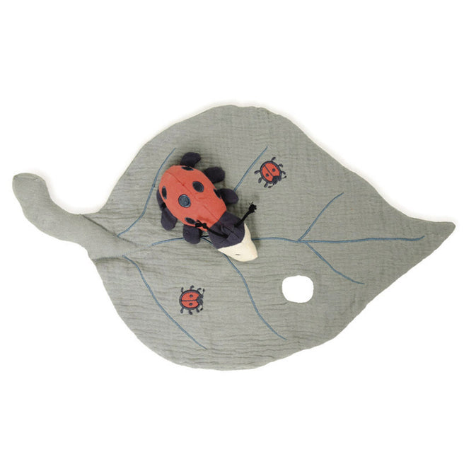 Egmont Toys babyspeelgoed knuffeldoek in de vorm van een grijs blad met een rood lieveheersbeestje.