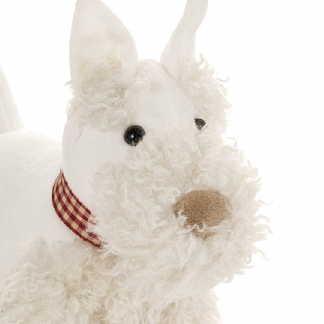 Detailopname van de kop van de witte pluchen knuffelhond met geruite halsband.