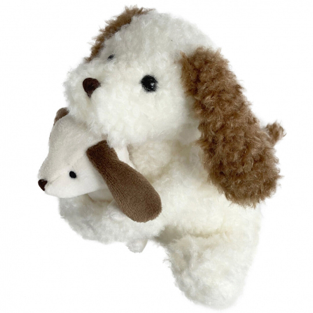 Egmont Toys pluchen knuffelhond, wit met bruine vlekken, die een kleiner wit babyhondje vasthoudt.