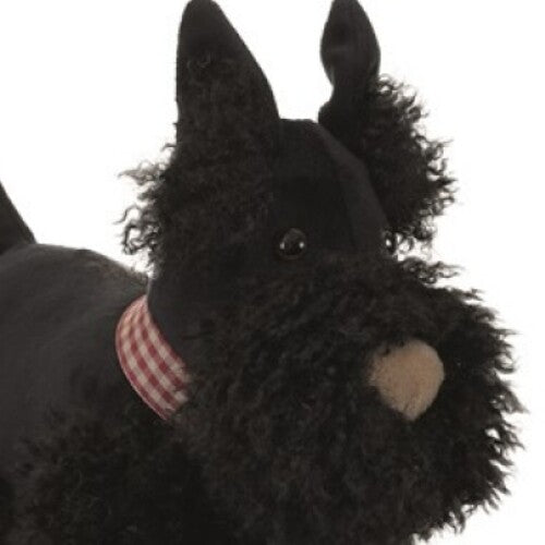 Detailopname van de kop van de Egmont Toys zwarte pluchen Scottie hond met geruite halsband.