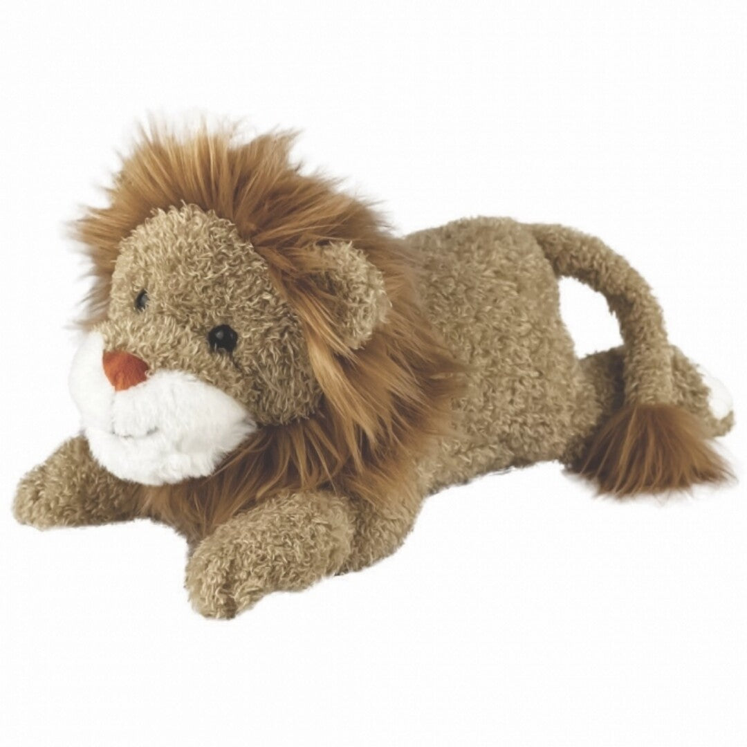 Egmont Toys knuffelleeuw Charles, een beige pluchen leeuw met bruine manen, ligt op zijn buik.