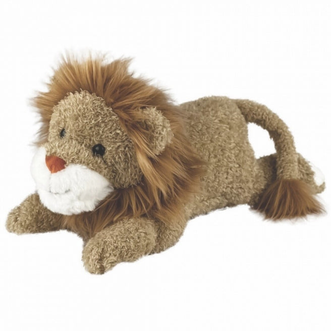 Egmont Toys knuffelleeuw Charles, een beige pluchen leeuw met bruine manen, ligt op zijn buik.