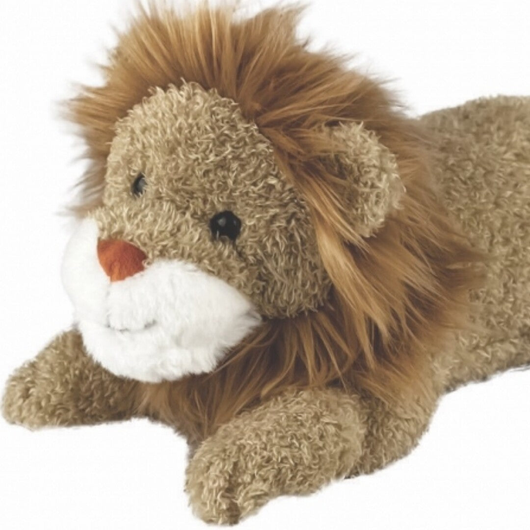 Detailopname van de kop van de Egmont Toys knuffelleeuw Charles, een beige pluchen leeuw met bruine manen.