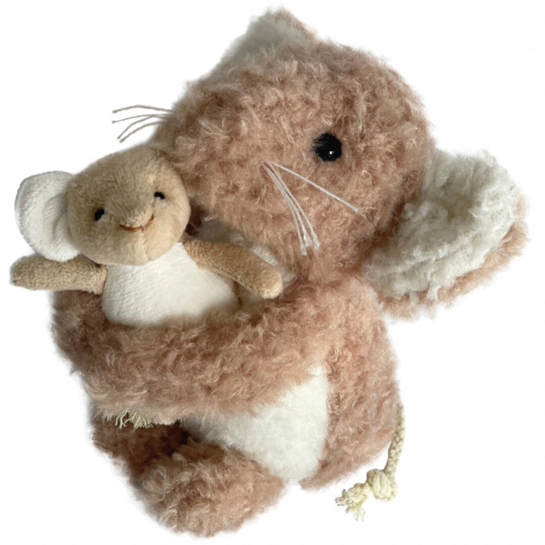 Egmont Toys knuffelmuis Camelia, een beige pluchen muis die een kleinere baby muis vasthoudt.