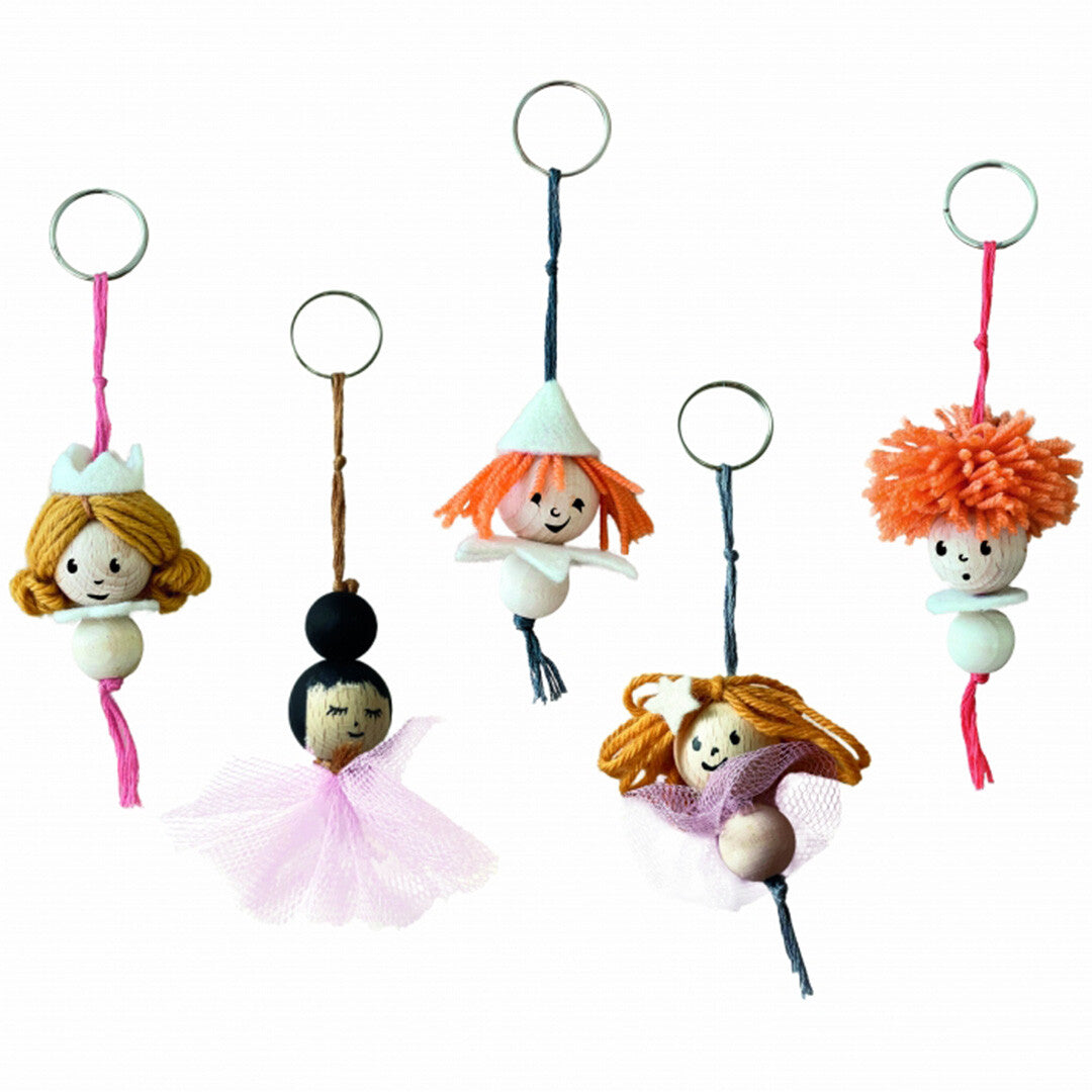 Vijf Egmont Toys knutselset sleutelhangers in de vorm van poppetjes met verschillende kapsels en kleding.