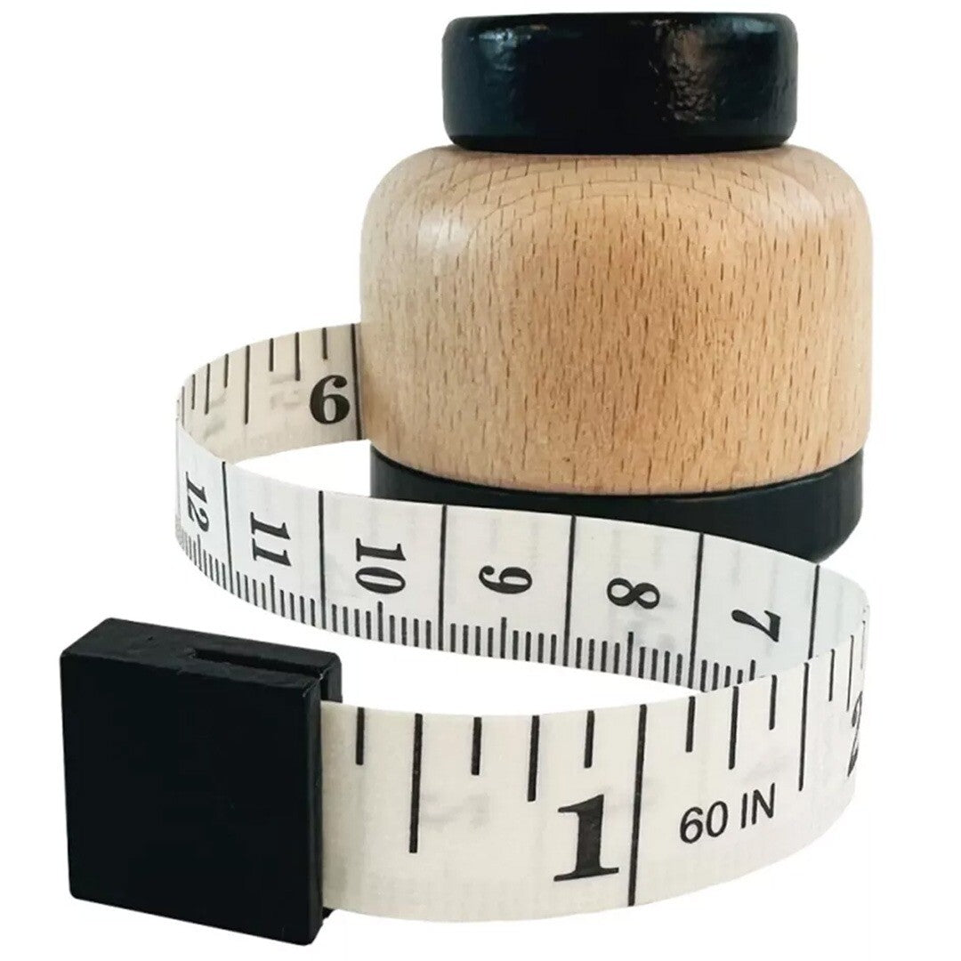 Egmont Toys houten meetlint speelgoed, opgerold met de witte meetband zichtbaar.