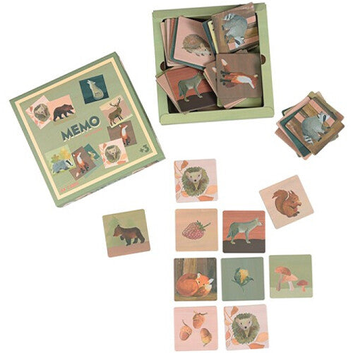 Egmont Toys memorie spel met bosdieren en natuurthema, met de groene doos en speelkaarten verspreid.