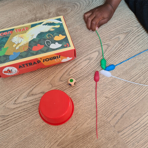 Egmont Toys Muizenval behendigheidsspel met rode kom, dobbelsteen en gekleurde muizen, spelend kind.