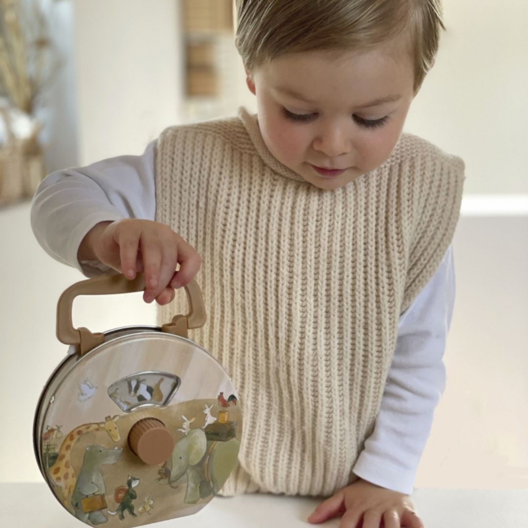 Een kind speelt met de Egmont Toys muziekdoos ark van noah.