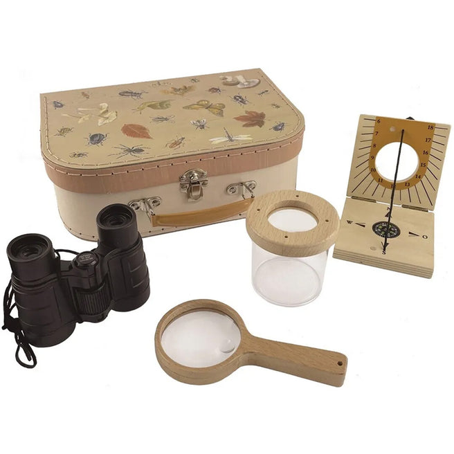 Egmont Toys educatieve ontdekkingsset met verrekijker, vergrootglas, insectenpotje en kompas naast een koffer met dieren- en bladerpatroon.