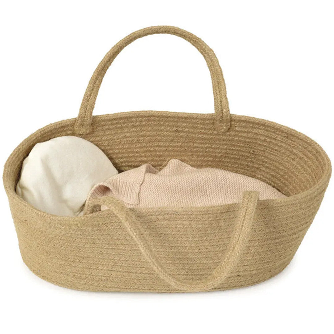 Egmont Toys beige gevlochten poppenreiswieg met een wit kussen en roze deken erin.