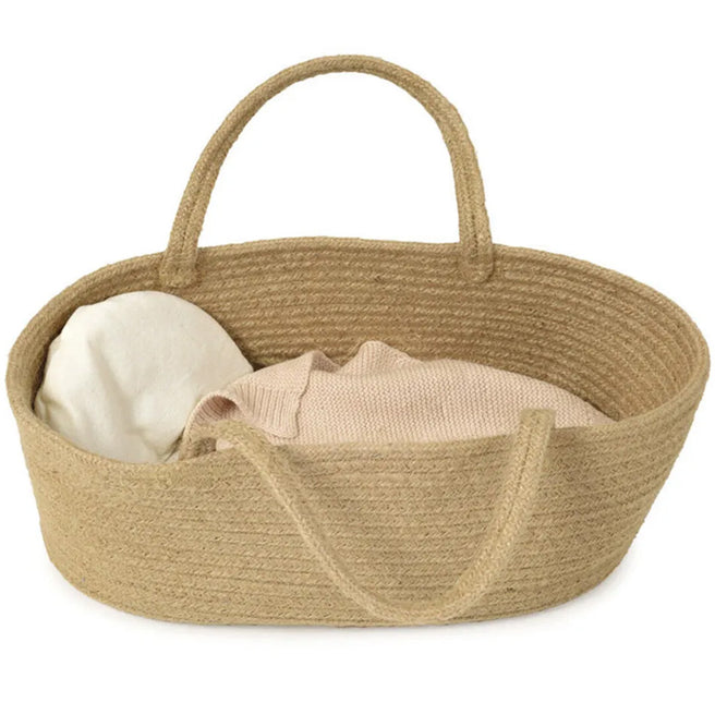 Egmont Toys beige gevlochten poppenreiswieg met een wit kussen en roze deken erin.