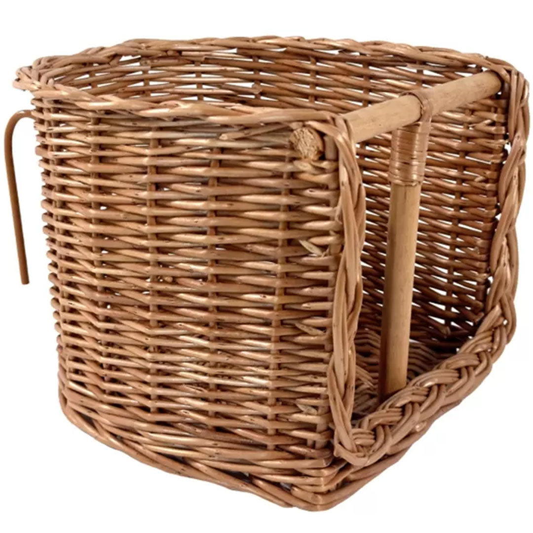 Egmont Toys rieten poppenfietszitje met houten frame en metalen haak.