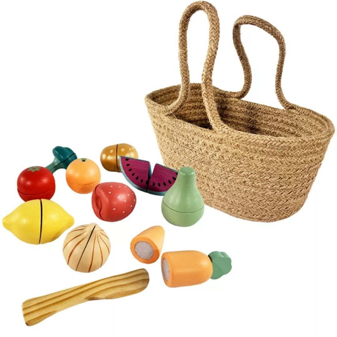 Egmont Toys houten speelsnijset met diverse speelgoed fruit en groenten en een rieten mand.