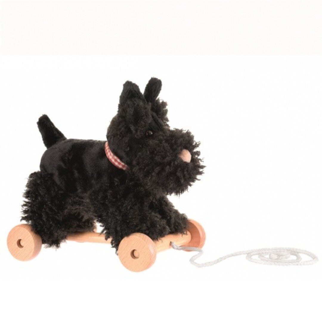 Egmont Toys trekfiguur hond Walter, een zwarte pluche hond op houten wielen met een rood-wit geruite halsband.