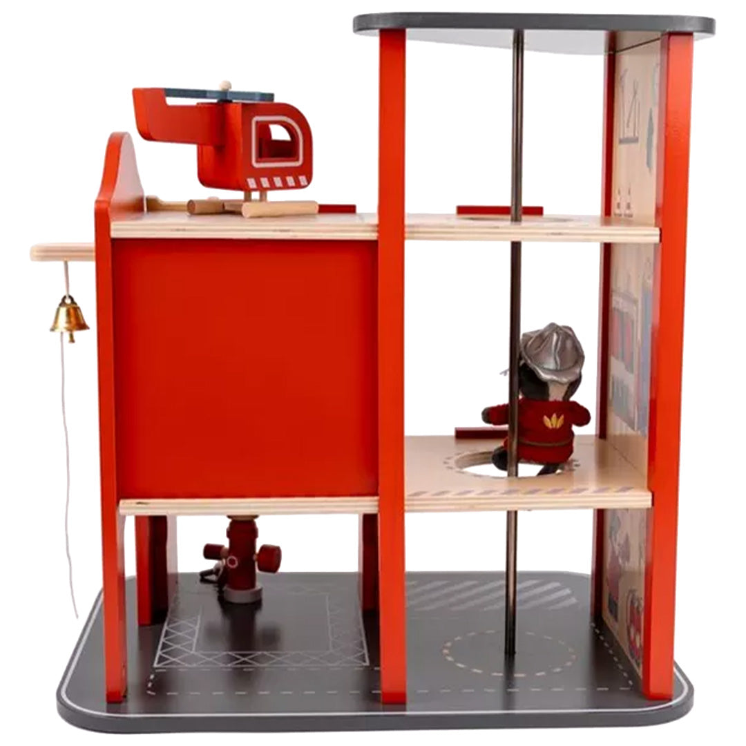 Achteraanzicht van de Egmont Toys houten brandweerkazerne met helikopter en bel.