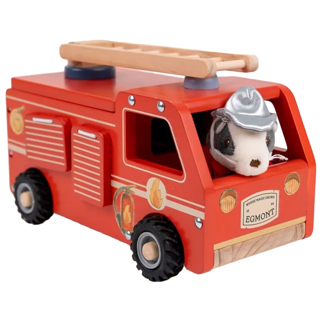 Egmont Toys houten brandweerwagen met een knuffeldas die uit het raam kijkt.