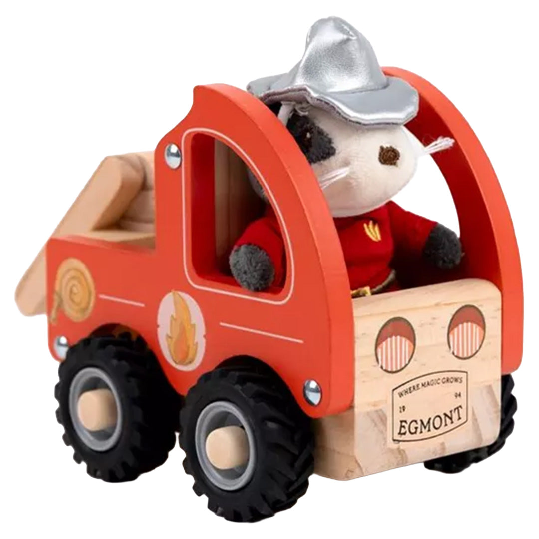 Egmont Toys houten brandweerwagen met de knuffeldas in brandweeruniform in de cabine.