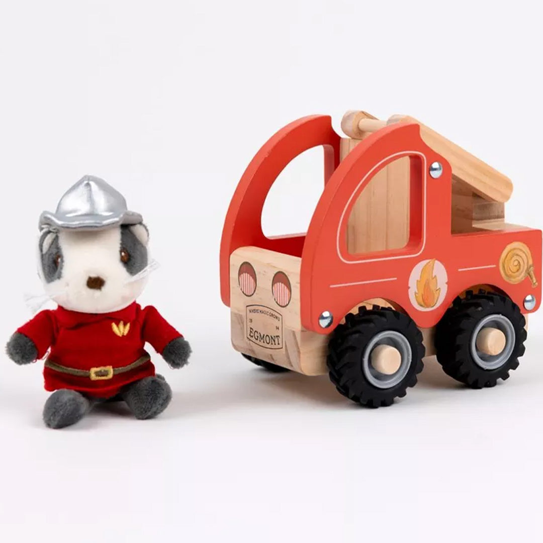 Egmont Toys houten brandweerwagen met de knuffeldas in brandweeruniform ervoor.