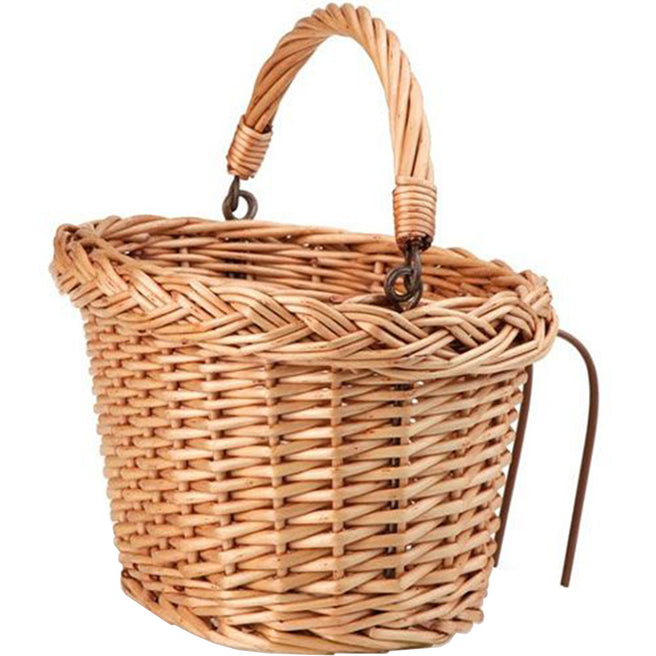 Egmont Toys gevlochten kinderfietsmandje van beige vlechtwerk, schuin gefotografeerd.