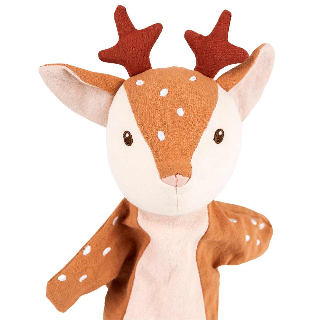 Close-up van de Egmont Toys handpop hertenkalf met bruine vacht, witte stippen en rode geweitjes.