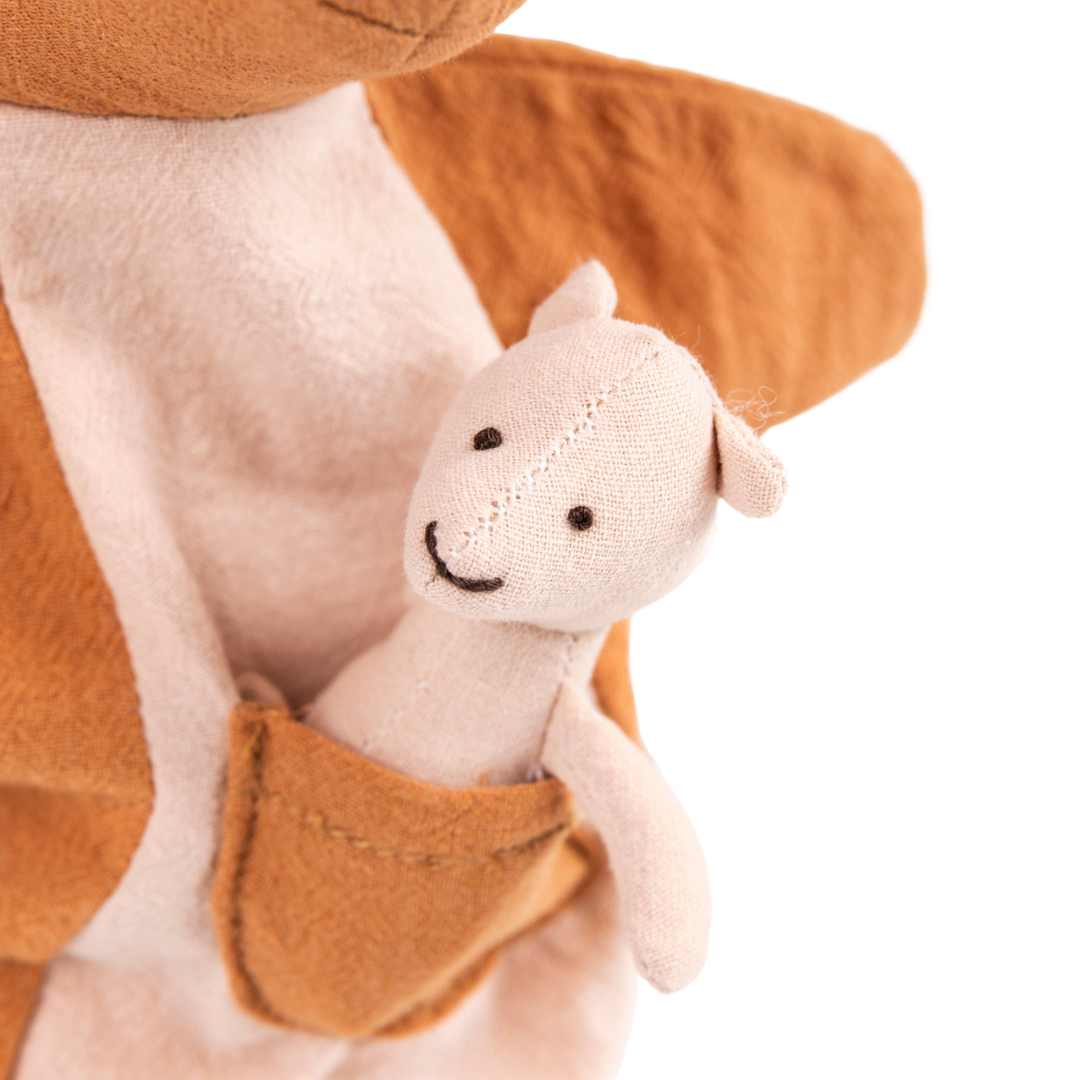 Detail van het kleine witte jong met geborduurd gezicht in de buidel van de Egmont Toys kangoeroe handpop.