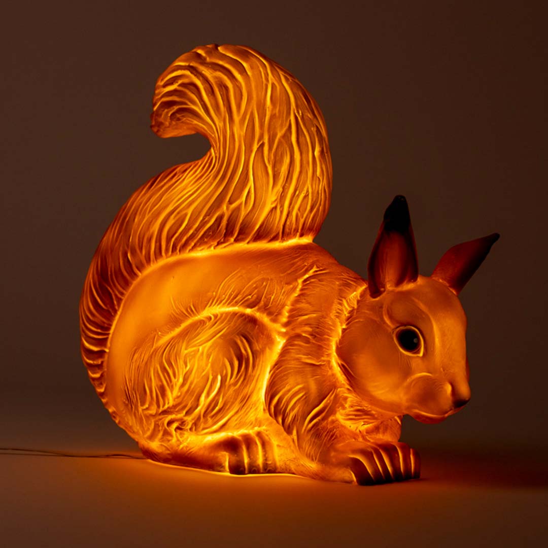 Egmont Toys eekhoorn nachtlamp die warm oranje licht geeft in het donker.