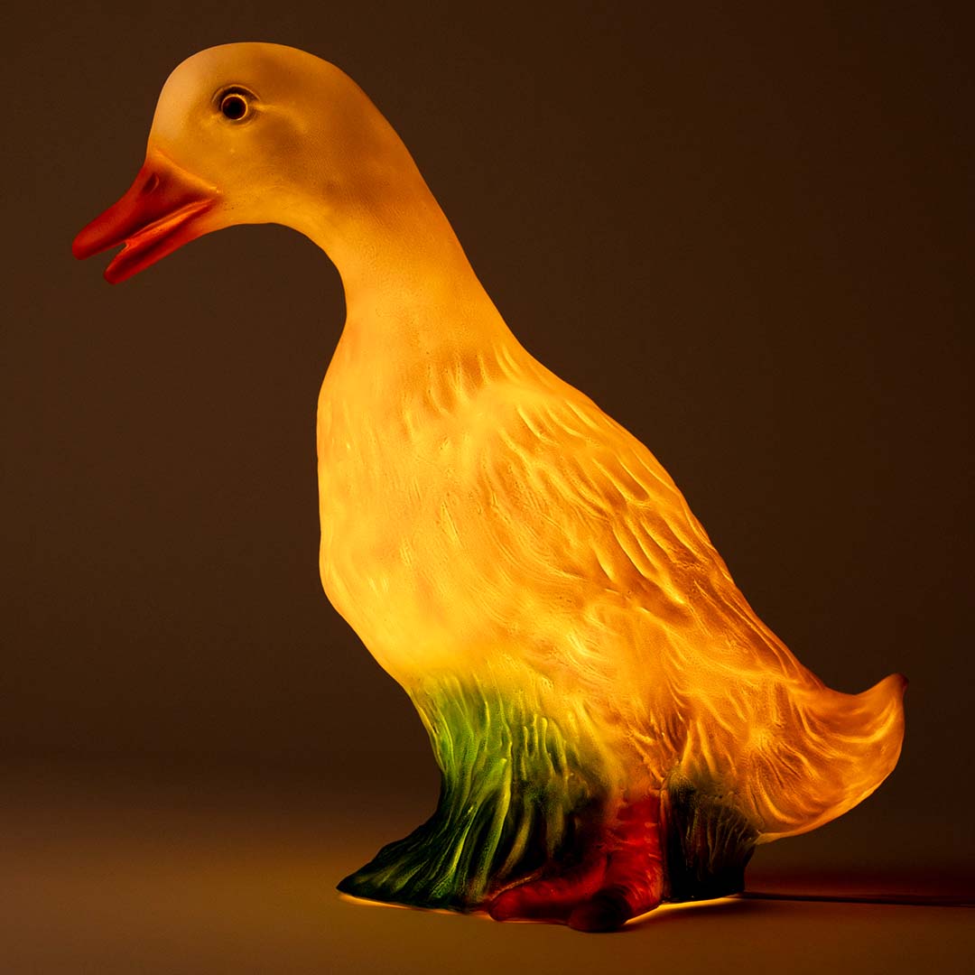 De Egmont Toys Heico eendenlamp brandt en geeft een warm geel licht.