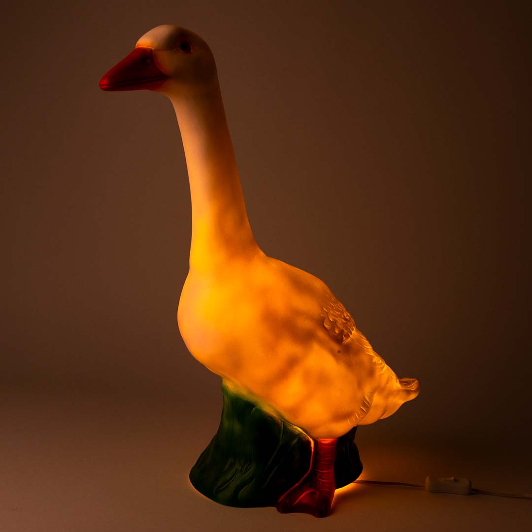 Egmont Toys nachtlamp in de vorm van een gans, verlicht met een warme gele gloed.
