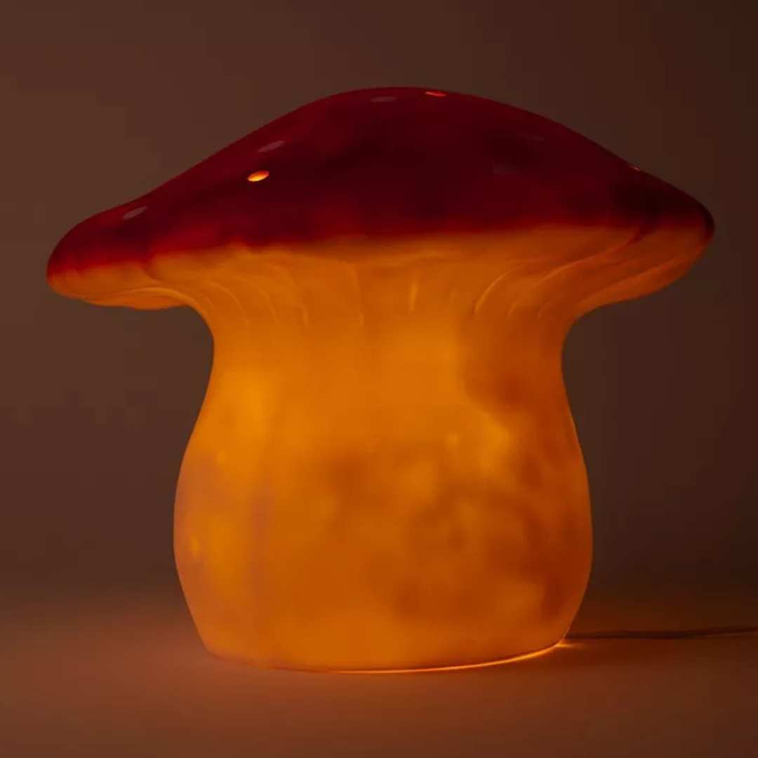 Egmont Toys vliegenzwam nachtlamp met rode kap en witte stippen, brandend met een warme oranje gloed.