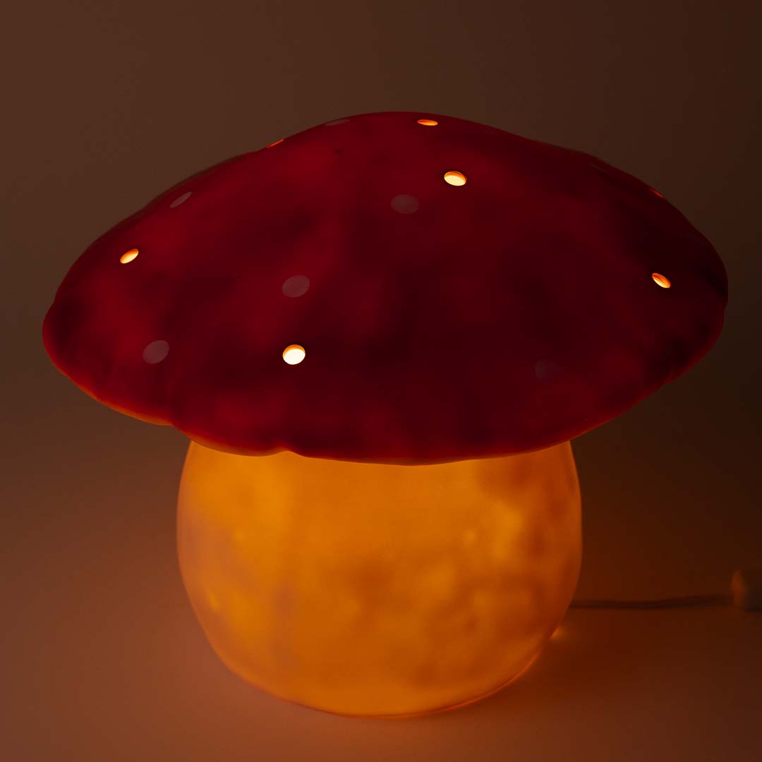 Egmont Toys vliegenzwam nachtlamp brandend, met licht dat door de stippen in de rode kap schijnt.