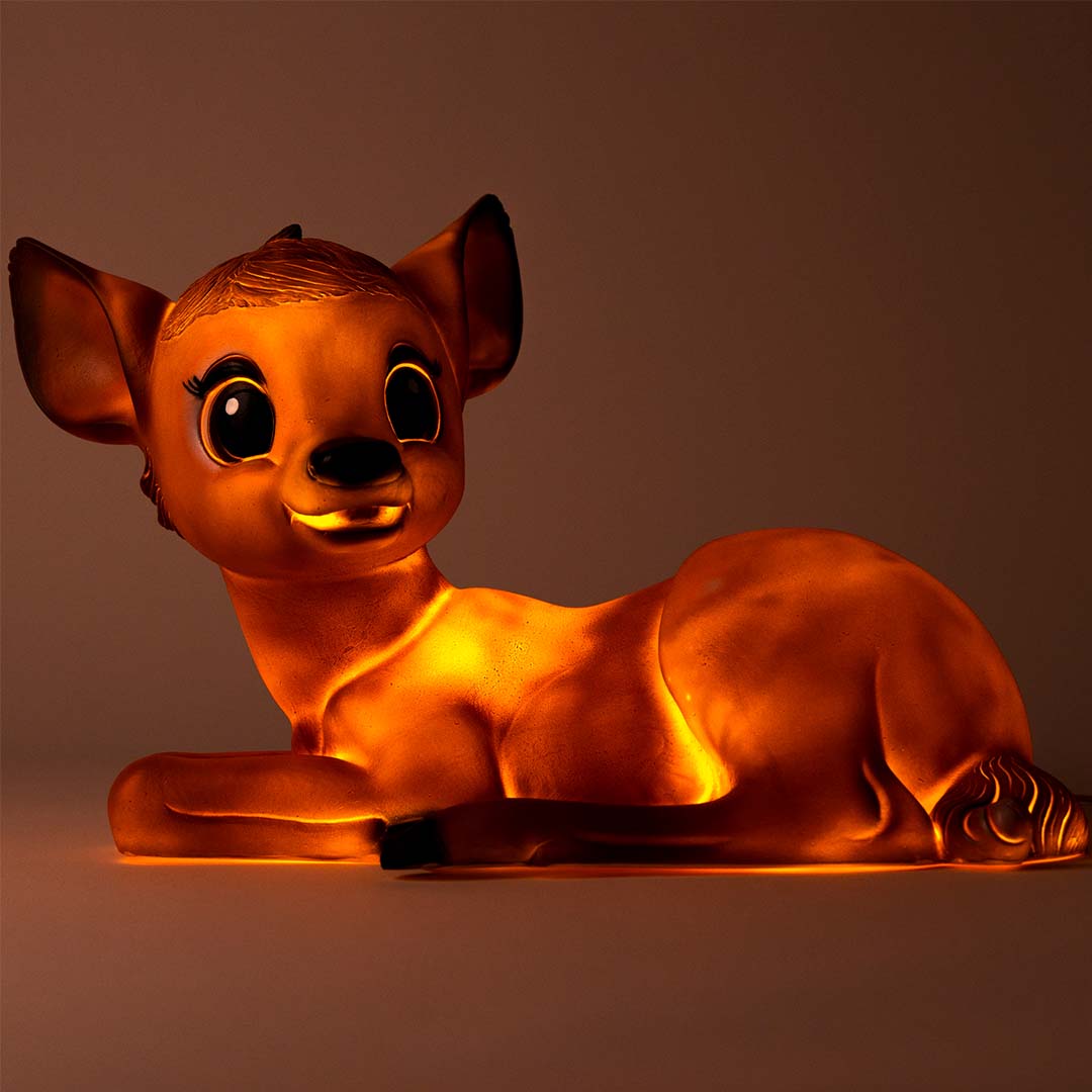 De Bambi hert lamp van Egmont Toys gloeit warm oranje in het donker.