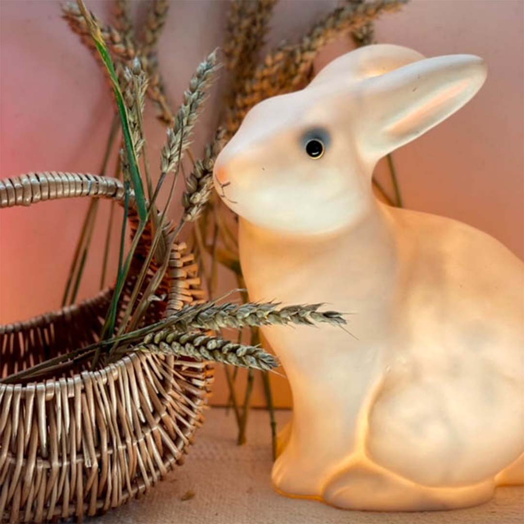 Egmont Toys konijnen nachtlamp die warm licht geeft, naast een rieten mandje met graan.