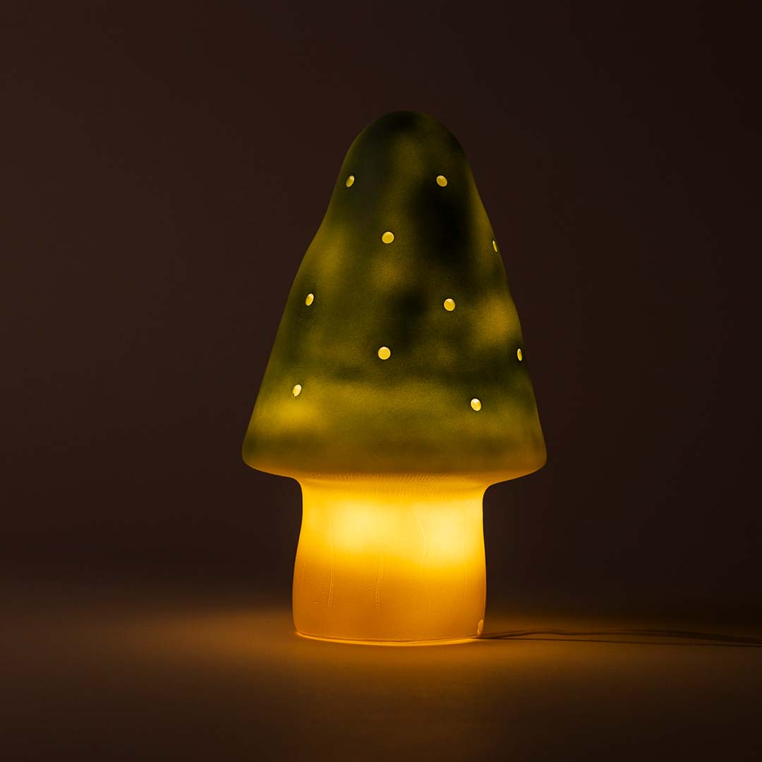 Egmont Toys paddenstoel nachtlamp verlicht in het donker, met warm geel licht.