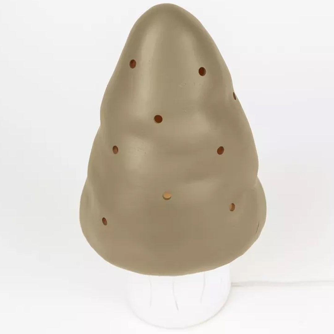 Egmont Toys paddenstoel nachtlamp met bronzen kap en witte steel, schuin gefotografeerd met zichtbare stroomkabel.