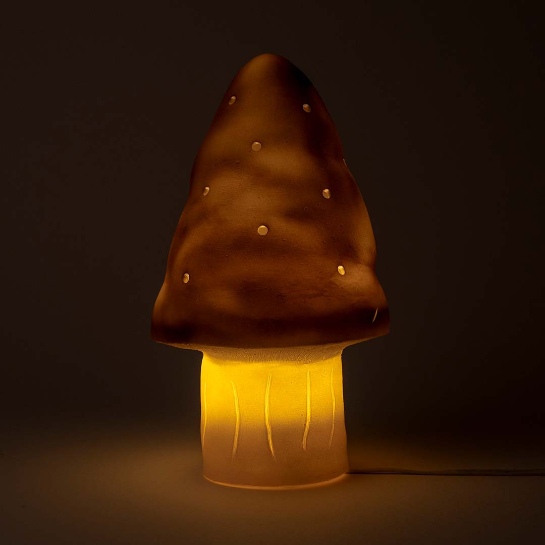 Egmont Toys paddenstoel nachtlamp verlicht, met een warme gloed en lichtpuntjes op de kap.