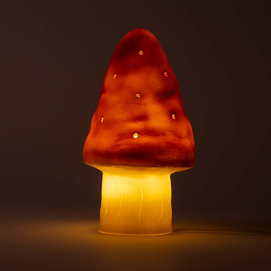 De Egmont Toys Heico paddenstoel nachtlamp die warm geel licht geeft in het donker.
