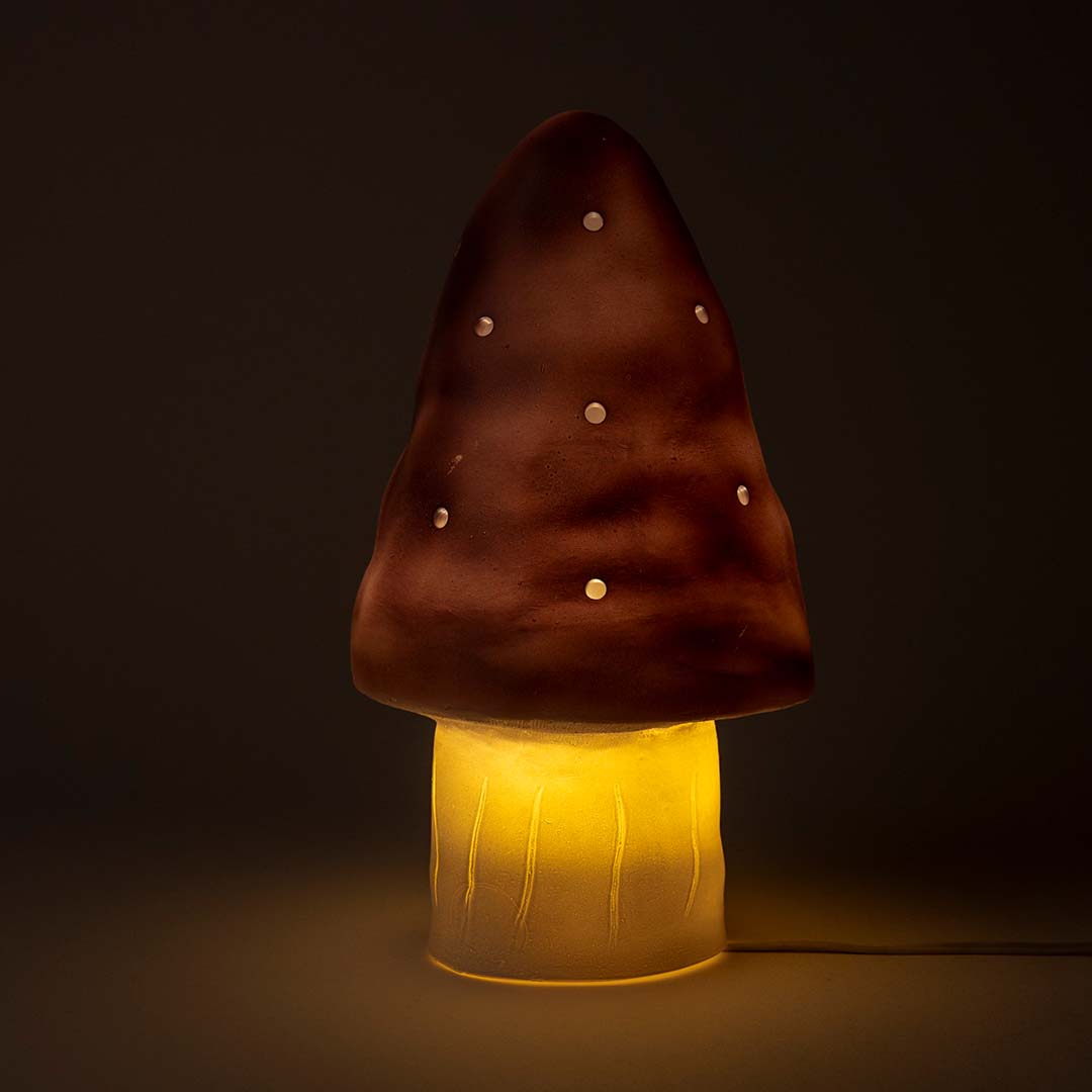 Egmont Toys paddenstoel nachtlamp brandend in het donker, met een bruine kap en gloeiende witte voet.