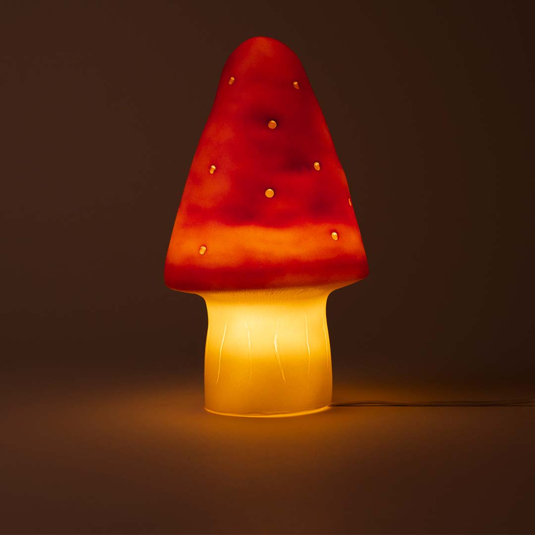 Egmont Toys paddenstoel nachtlamp met rode kap en witte steel, warm geel verlicht.