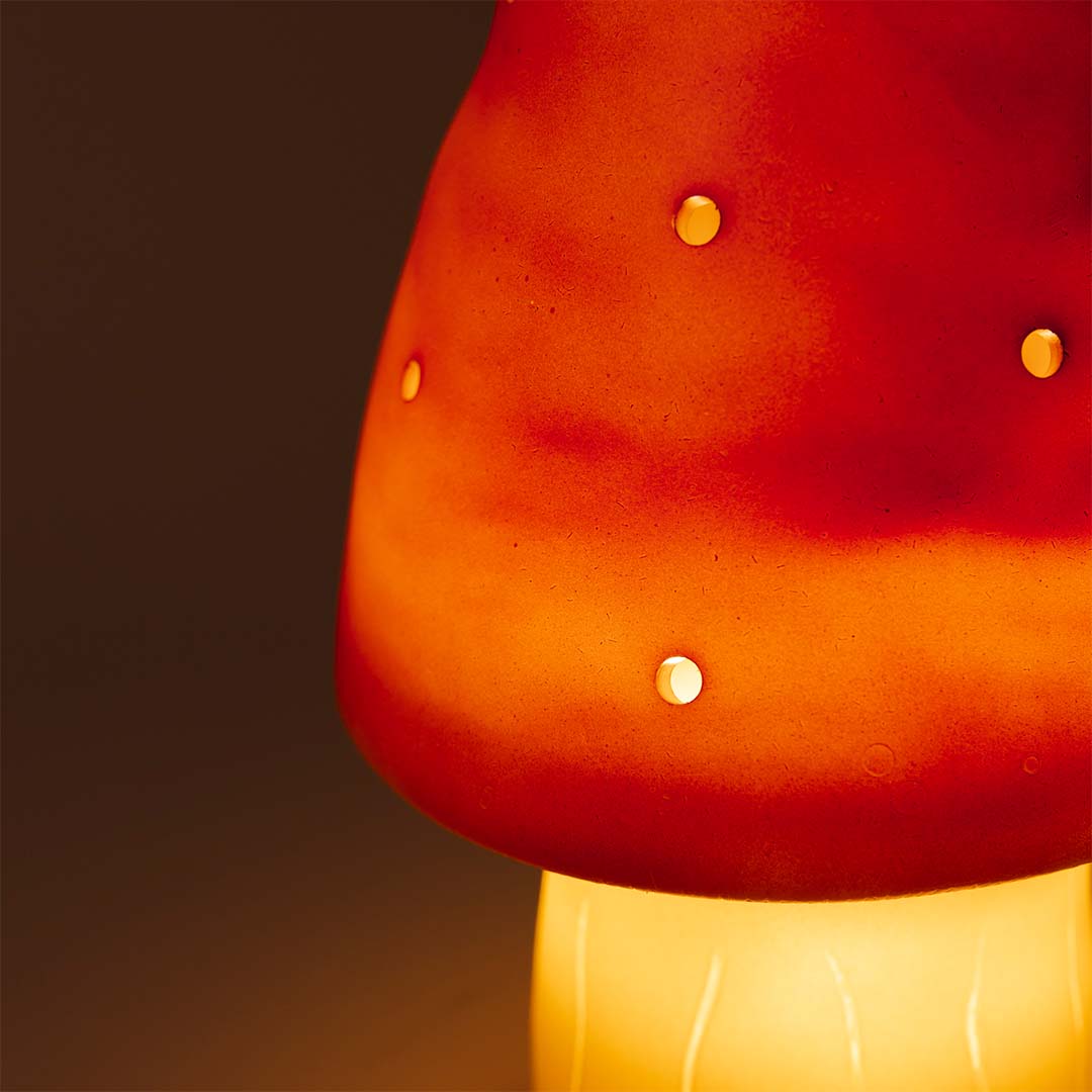 Detail van de verlichte rode kap van de Egmont Toys paddenstoel nachtlamp.